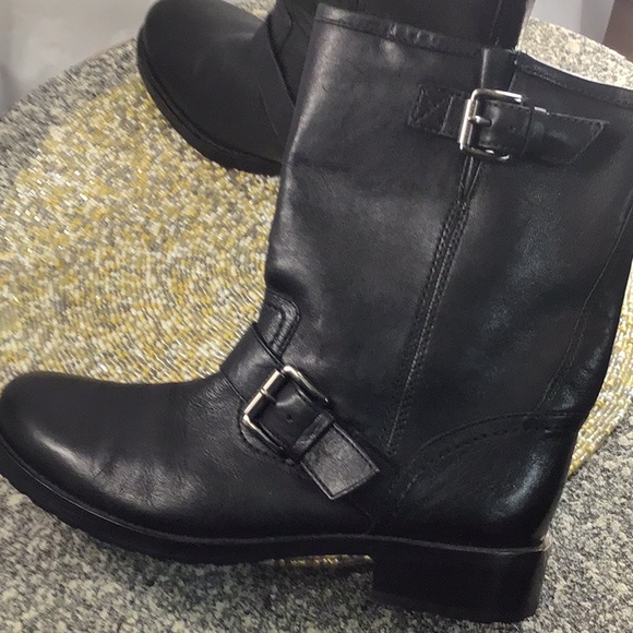 Michael Kors size 9 Black 3/4” Boots. Pull on - Picture 5 of 6